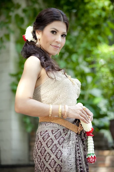Underbara asiatisk kvinna i thailändska klänning — Stockfoto