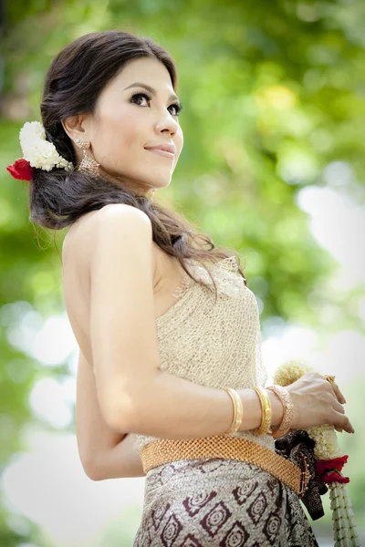 Wunderschöne asiatische Frau in thai Kleid — Stockfoto