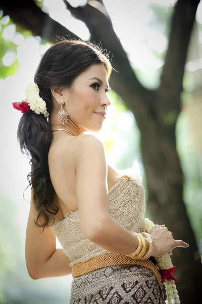 Magnifique asiatique femme dans thai robe — Photo