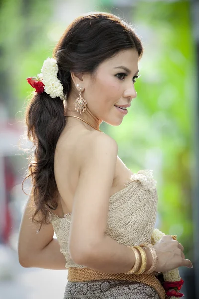 Magnifique asiatique femme dans thai robe — Photo