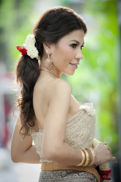 Wunderschöne asiatische Frau in thai Kleid — Stockfoto