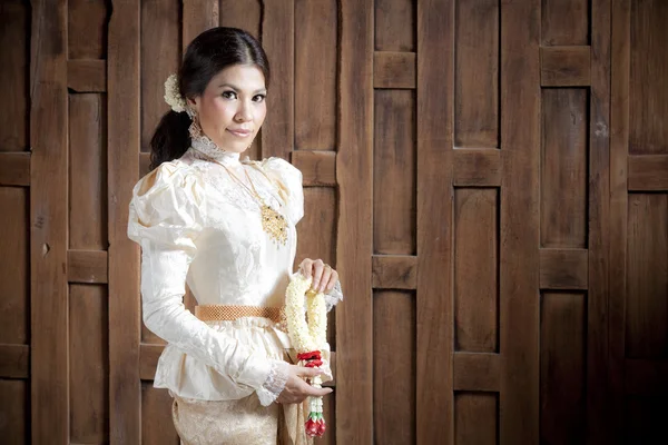 Prachtige Aziatische vrouw in Thaise jurk — Stockfoto