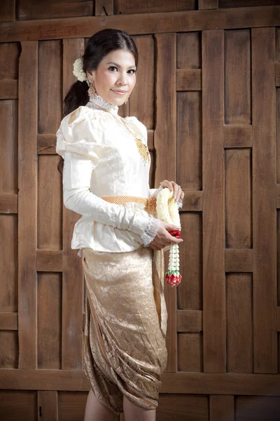 Magnifique asiatique femme dans thai robe — Photo