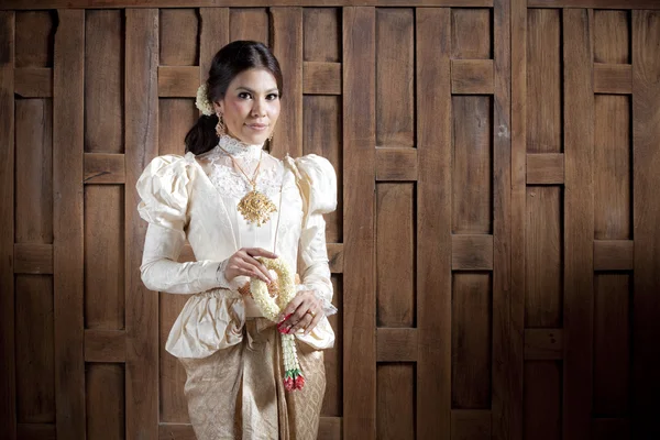 타이어 드레스에 화려한 아시아 여자 — 스톡 사진