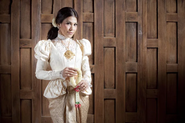 Linda mulher asiática em vestido tailandês — Fotografia de Stock