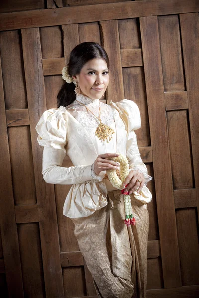 Hermosa mujer asiática en vestido tailandés —  Fotos de Stock