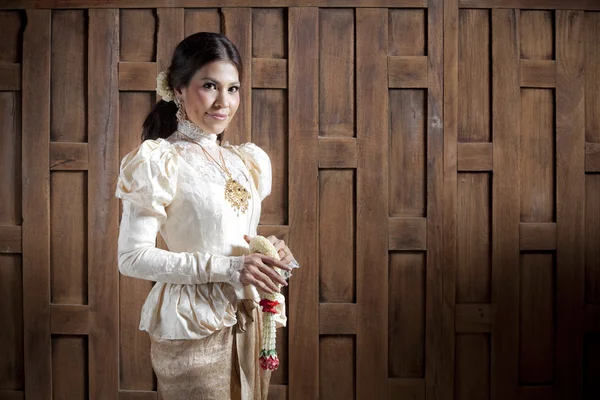 Nádherná asijská žena v šatech thajský — Stock fotografie