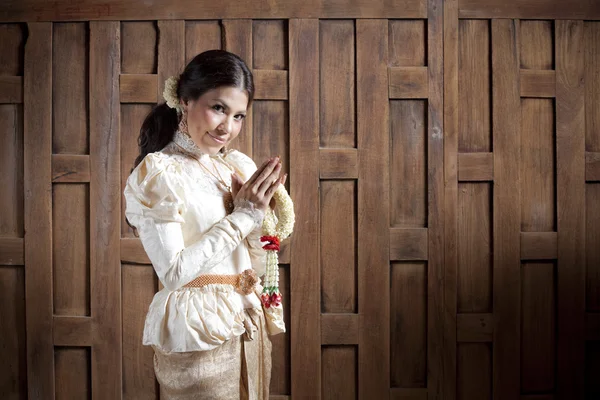 Prachtige Aziatische vrouw in Thaise jurk — Stockfoto