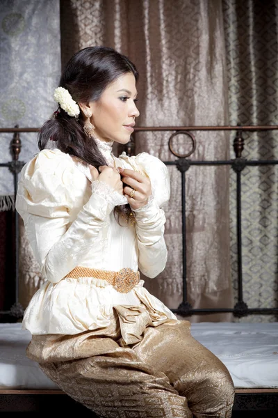 Portrat de sentado Hermosa mujer asiática en vestido tailandés —  Fotos de Stock
