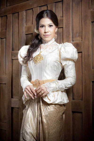 Magnifique asiatique femme dans thai robe — Photo