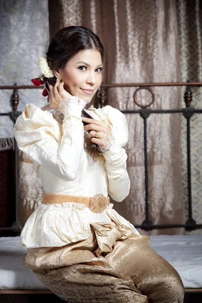 坐在亚洲美女在泰国裙子 portrat — 图库照片