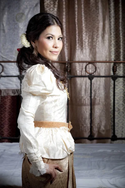 Portrat de debout magnifique asiatique femme dans thai robe — Photo