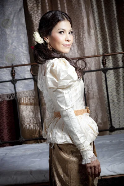 Портрет великолепной азиатской женщины в тайском платье — стоковое фото