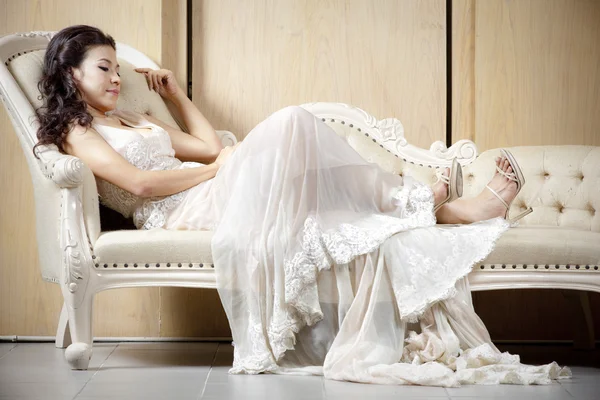 Mujer delgada en vestido blanco vintage — Foto de Stock