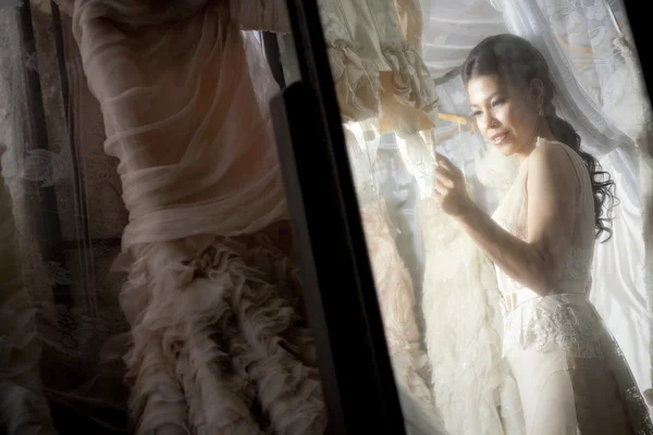 Mulher de vestido de noiva branco — Fotografia de Stock