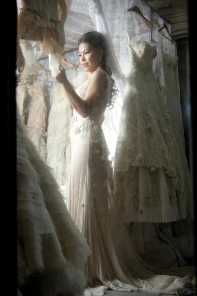 Woman in white wedding dress — Stock Photo, Image