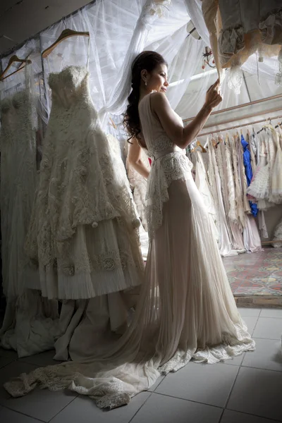 Femme en robe de mariée blanche — Photo