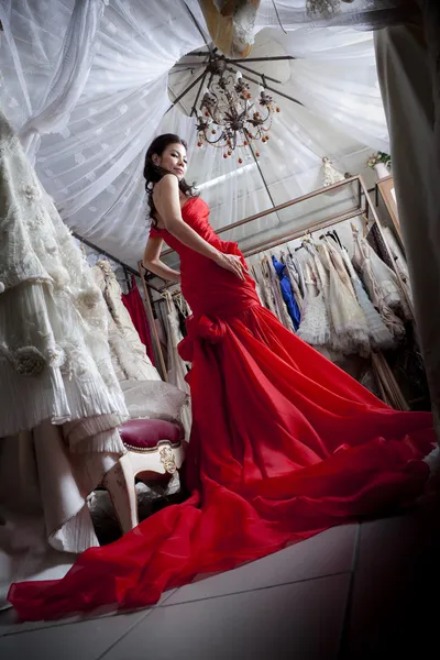 Красива азіатська жінка в розкішній червоній сукні — стокове фото