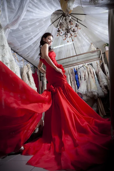 Belle femme asiatique en robe rouge de luxe — Photo
