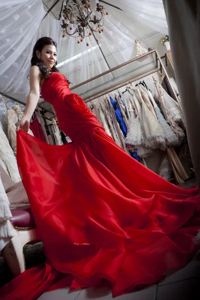 Belle femme asiatique en robe rouge de luxe — Photo