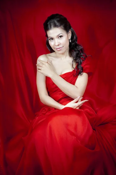 Kırmızı elbiseli güzel Asyalı kadın — Stok fotoğraf