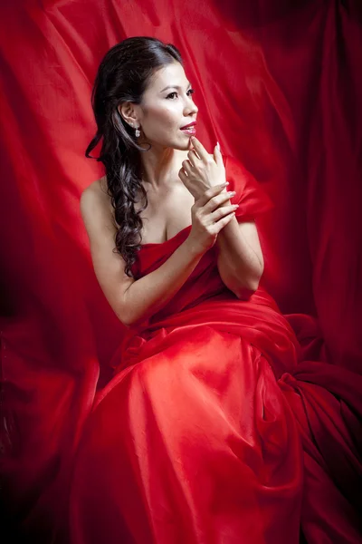 Красивая азиатка в красном платье — стоковое фото