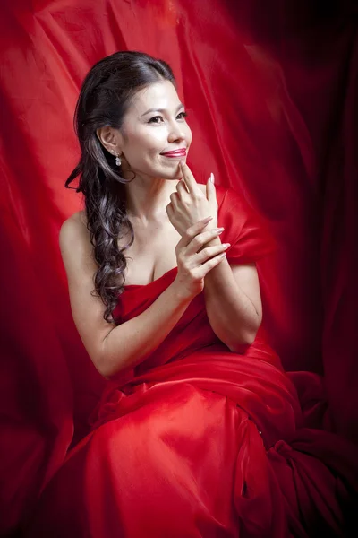 Vakker asiatisk kvinne i rød kjole – stockfoto