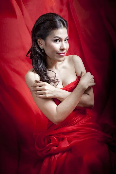 Belle femme asiatique en robe rouge — Photo