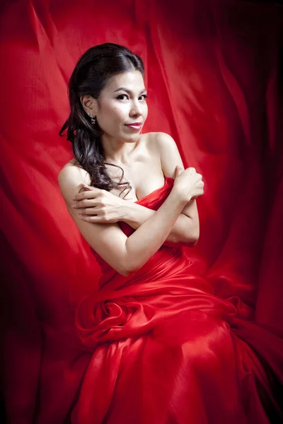 Krásné asijské ženy v červených šatech — Stock fotografie