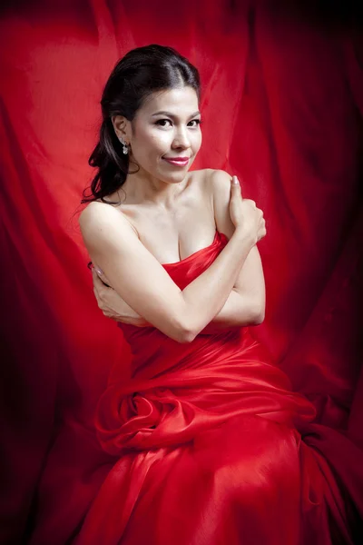 Vacker asiatisk kvinna i röd klänning — Stockfoto