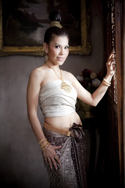 Portret van prachtige Thaise vrouw — Stockfoto