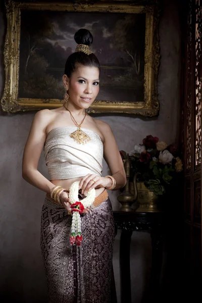 Retrato de una hermosa mujer tailandesa —  Fotos de Stock
