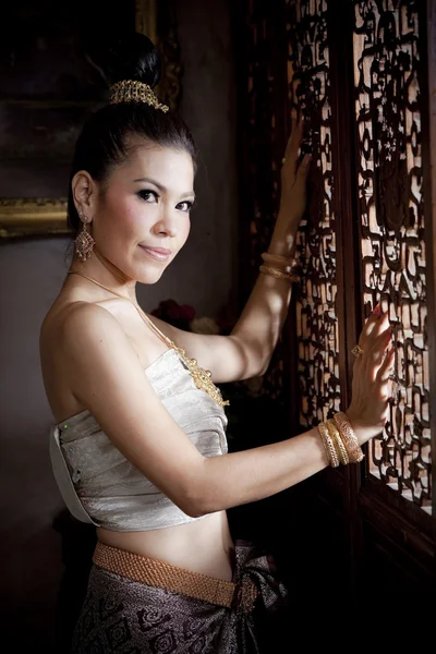 Porträtt av vackra thailändska kvinna — Stockfoto