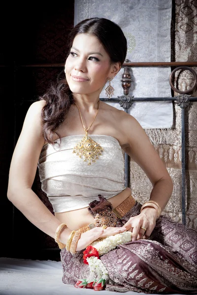 Wunderschöne asiatische Frau in thai Kleid — Stockfoto