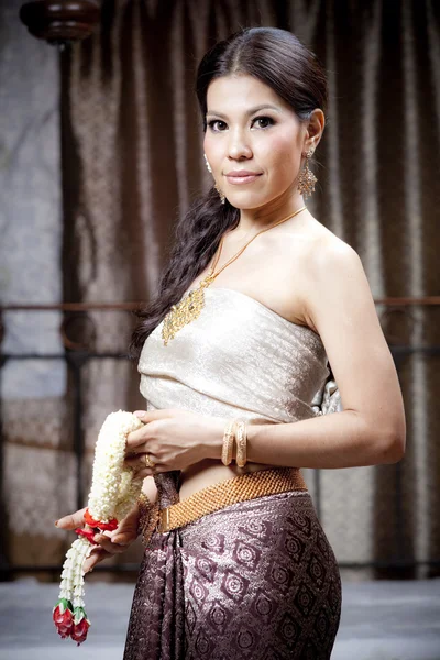 Wunderschöne asiatische Frau in thai Kleid — Stockfoto