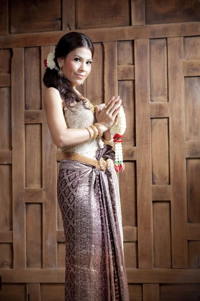 Nádherná asijská žena v šatech thajský — Stock fotografie