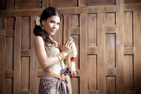 Πανέμορφο ασιατική γυναίκα σε Ταϊλάνδης φόρεμα — Φωτογραφία Αρχείου