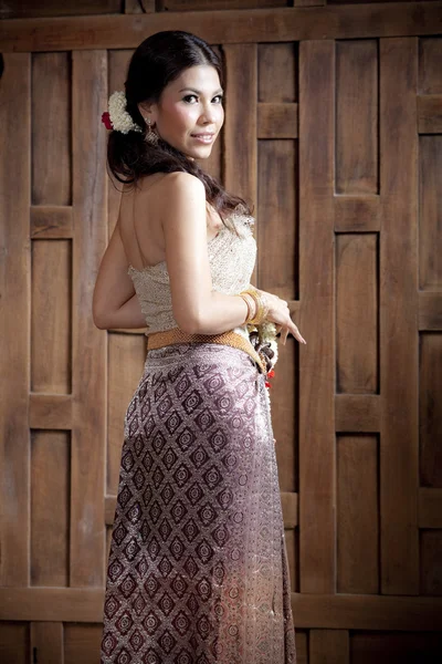 Wunderschöne asiatische Frau in thai Kleid — Stockfoto