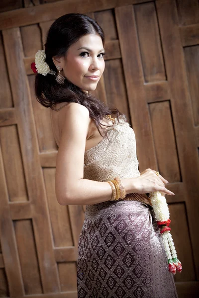 Wunderschöne asiatische Frau in thai Kleid — Stockfoto