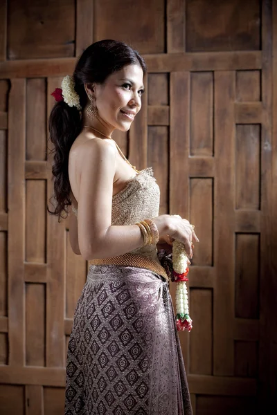 Linda mulher asiática em vestido tailandês — Fotografia de Stock