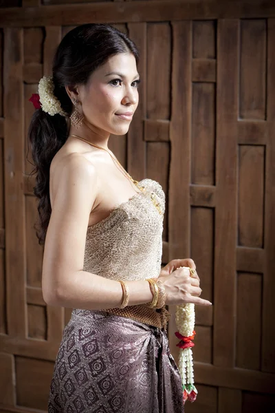 Hermosa mujer asiática en vestido tailandés — Foto de Stock