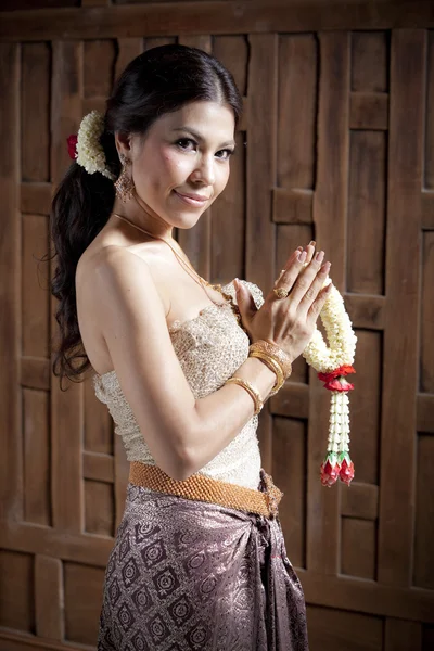 Wunderschöne asiatische Frau in thai Kleid — Stockfoto