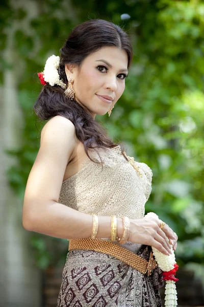 タイのドレスでゴージャスなアジア女性 — ストック写真
