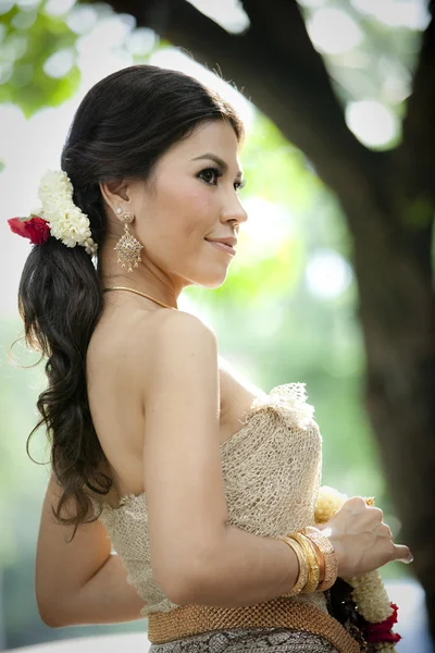 Hermosa mujer asiática en vestido tailandés —  Fotos de Stock