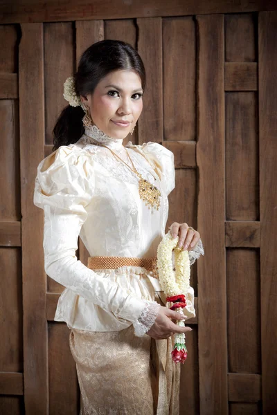 Magnifique asiatique femme dans thai robe — Photo