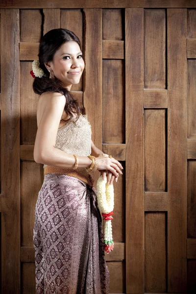 Gyönyörű ázsiai nő thai ruha — Stock Fotó