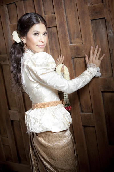 Underbara asiatisk kvinna i thailändska klänning — Stockfoto