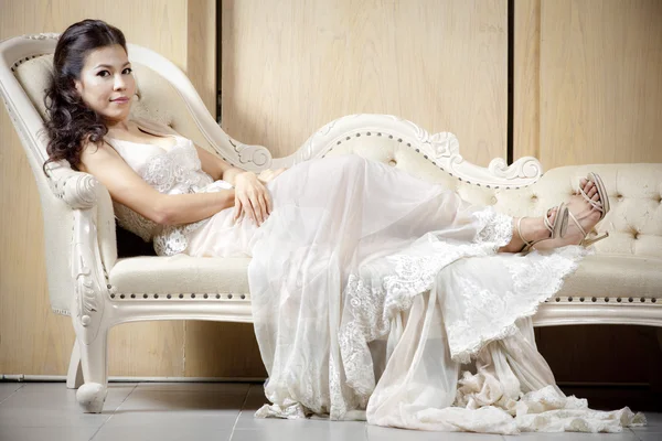 Femme mince en robe blanche vintage — Photo