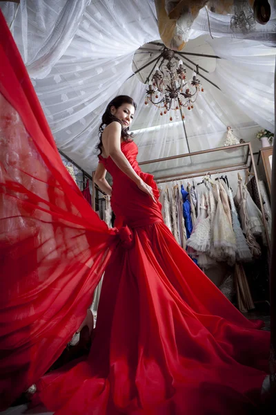 Vacker asiatisk kvinna i lyx röd klänning — Stockfoto