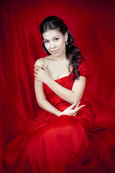 穿红裙子的美丽亚洲女人 — 图库照片